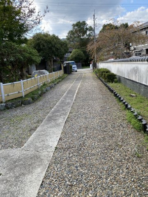  | 氷上町沼中古戸建480万円 | ガレ－ジ倉庫から見た進入路