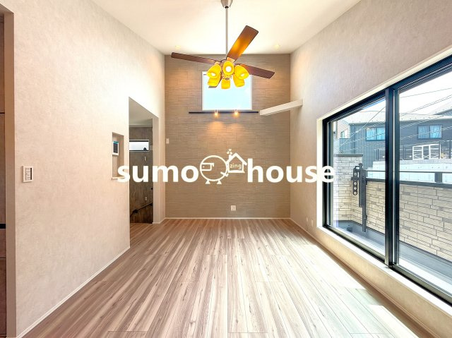 新築デザイナーズ分譲住宅限定1棟　開放的なシーリングファンのある家　～東有馬2丁目～の居間・リビング|ゆったり過ごせるリビングです