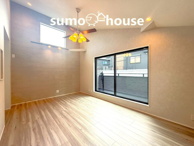 新築デザイナーズ分譲住宅限定1棟　開放的なシーリングファンのある家　～東有馬2丁目～の居間・リビング|ゆったり過ごせる居間です
