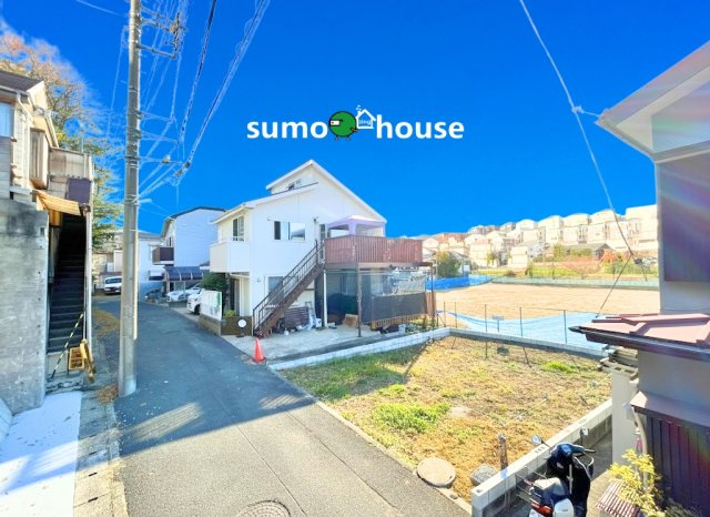 新築デザイナーズ分譲住宅限定1棟　開放的なシーリングファンのある家　～東有馬2丁目～の前面道路含む現地写真|毎日のお散歩も快適な緑に恵まれた閑静な住宅地は、伸び伸びスローライフを叶えてくれます。自然豊富な季節の移ろいを身近に感じられる環境で子育てすれば、お子様もきっと素直に成長してくれるはずです！