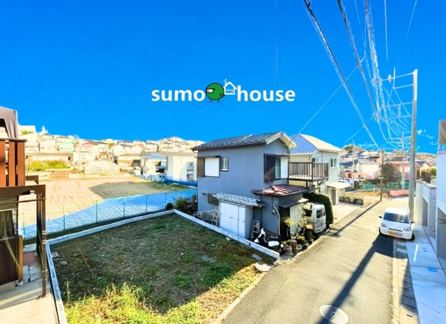 新築デザイナーズ分譲住宅限定1棟　開放的なシーリングファンのある家　～東有馬2丁目～の前面道路含む現地写真|閑静な住宅地で子育て家族にピッタリ。毎日のお散歩も快適な緑に恵まれたエリアで、自然に包まれた穏やかな暮らしを実現するための、ゆとりある住環境が整っています。緑の潤いを感じながらホッと生活できそう。