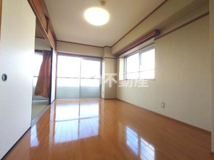 メゾンαの居間・リビング