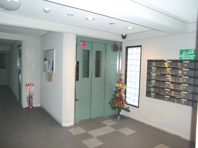 ラシュレ・ウエスト六甲のエントランス|エレベーター