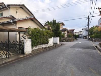 【前面道路含む現地写真】 | 大津市湖青2丁目6-8　戸建 | 角地の立地