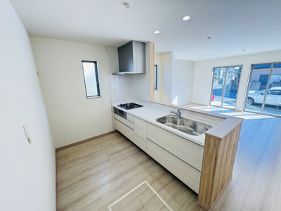 【キッチン】 | 松戸市小金原７丁目新築戸建【栗ヶ沢小学校：4分】 | お手入れしやすいレンジフード・シンクの水栓には浄水器がついてます！