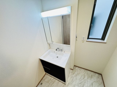 【独立洗面台】 | 松戸市小金原７丁目新築戸建【栗ヶ沢小学校：4分】 | シャワーヘッド付き三面鏡洗面化粧台