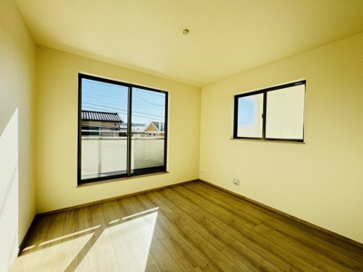 【子供部屋】 | 松戸市小金原７丁目新築戸建【栗ヶ沢小学校：4分】 | 6.06帖洋室・南側バルコニー前の明るいお部屋です♪