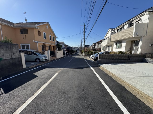松戸市小金原７丁目新築戸建【栗ヶ沢小学校：4分】の前面道路含む現地写真|南側前面道路・幅員約8ｍ