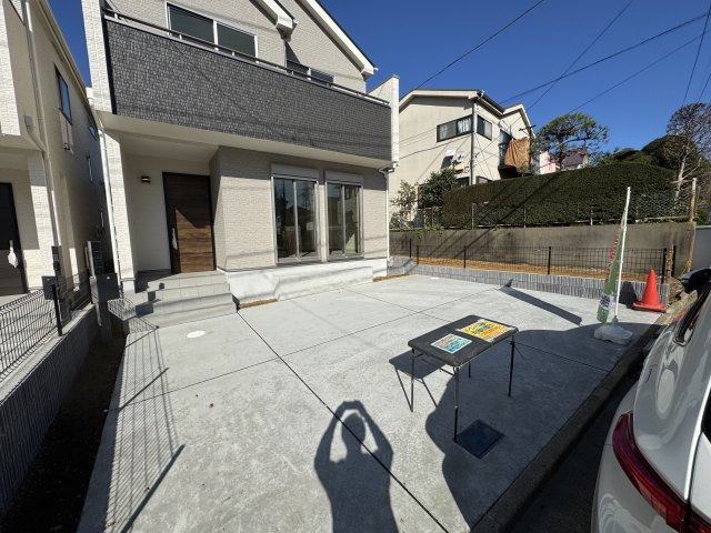 松戸市小金原７丁目新築戸建【栗ヶ沢小学校：4分】の駐車場|B号棟駐車スペース・並列2台駐車可
