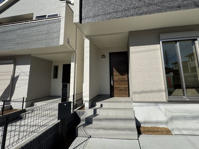 松戸市小金原７丁目新築戸建【栗ヶ沢小学校：4分】のエントランス|エントランス・玄関ポーチ