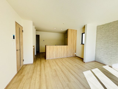 【居間・リビング】 | 松戸市小金原７丁目新築戸建【栗ヶ沢小学校：4分】 | 17.75帖リビングダイニングキッチン・リビングガス栓付き