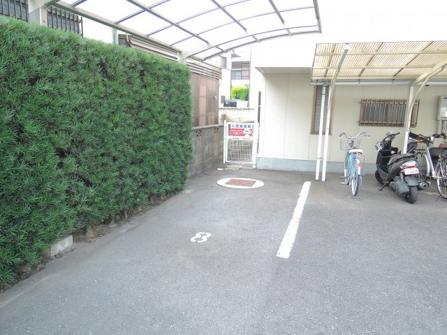メローハイツの駐車場