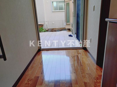 【玄関】 | 上大崎2丁目テラスハウス | 収納もある玄関です