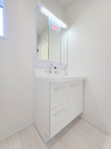 青梅市大門2丁目全3棟　新築分譲の前面道路含む現地写真