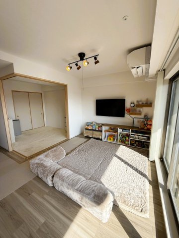 ローレルスクエア長岡京ザ・マークスサウスコートの居間・リビング|隣接する和室と一体利用が可能です◎