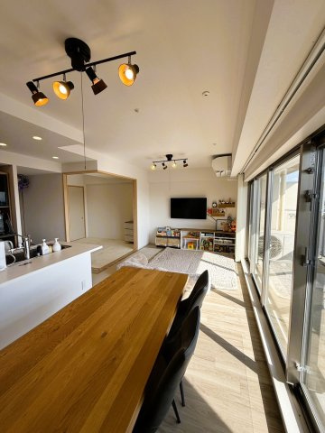 ローレルスクエア長岡京ザ・マークスサウスコートの居間・リビング|明るい陽射しの差し込むリビングダイニングは居心地が良さそうです。