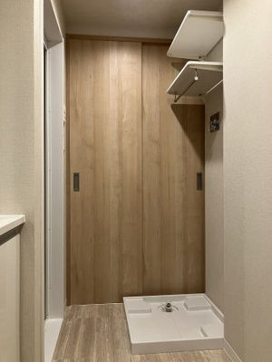 【ランドリースペース】 | アプロード宮丘公園 | 洗濯機スペース上部には可動棚あり♪