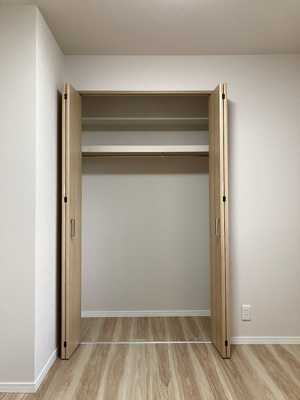 【収納】 | アプロード宮丘公園 | 居室クローゼットは全て折戸で、家具の配置を邪魔しない造り♪