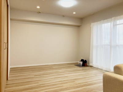 【洋室】 | アプロード宮丘公園 | 東側洋室は3枚引き戸を全開放すると広々空間に♪