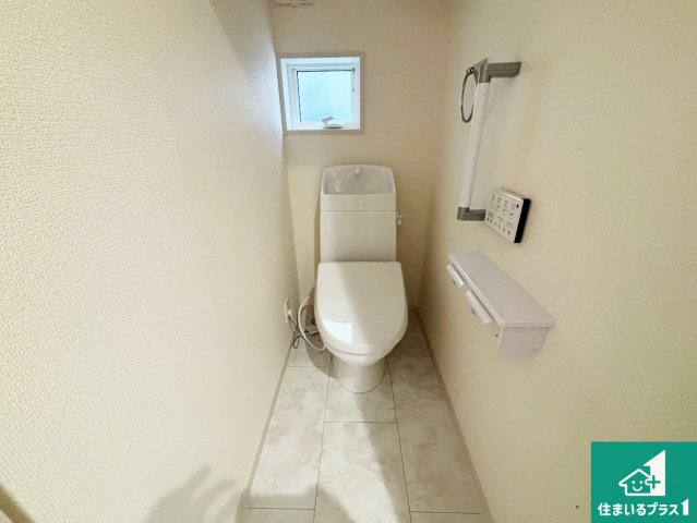 大阪市東住吉区住道矢田　第20期　新築一戸建てのトイレ|シャワー洗浄機能付トイレは標準仕様。冬場は暖かシートヒーターも装備！
表面コートでキレイ長持ち！省エネ節水仕様の温水洗浄トイレ！