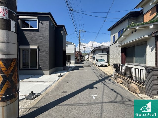 大阪市東住吉区住道矢田　第20期　新築一戸建ての前面道路含む現地写真|周辺は閑静な住宅街！前面道路広々で車の出し入れも便利です。駐車が苦手な方でも安心して車庫入れできます！