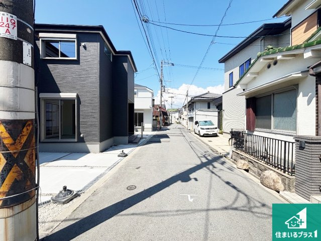 大阪市東住吉区住道矢田　第20期　新築一戸建ての前面道路含む現地写真|周辺は閑静な住宅街！前面道路広々で車の出し入れも便利です。駐車が苦手な方でも安心して車庫入れできます！
