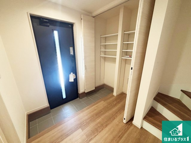 大阪市東住吉区住道矢田　第20期　新築一戸建ての玄関|シューズクローゼットにはたくさんの靴が収納できるので玄関周りはいつもスッキリ！コの字型のスペースにはオシャレな小物を置くと玄関が華やかに♪