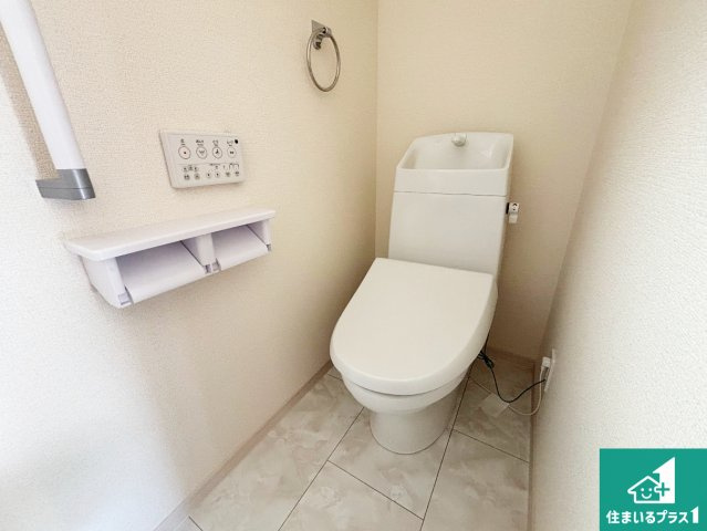 大阪市東住吉区住道矢田　第20期　新築一戸建てのトイレ|シャワー洗浄機能付トイレは標準仕様。冬場は暖かシートヒーターも装備！
表面コートでキレイ長持ち！省エネ節水仕様の温水洗浄トイレ！