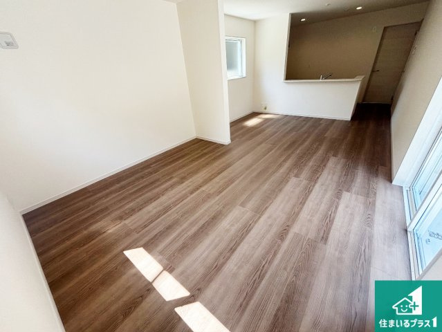 大阪市東住吉区住道矢田　第20期　新築一戸建ての居間・リビング|太陽の光が差し込むとっても明るいリビング！思わず微笑みたくなる居心地の良さ。家族団らんの時間も増えそうなくつろぎのＬＤＫで、住む人のこだわりを活かすゆとりある空間♪