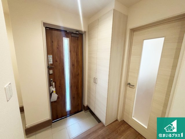 大阪市東住吉区住道矢田　第20期　新築一戸建ての玄関|シューズクローゼットにはたくさんの靴が収納できるので玄関周りはいつもスッキリ！コの字型のスペースにはオシャレな小物を置くと玄関が華やかに♪