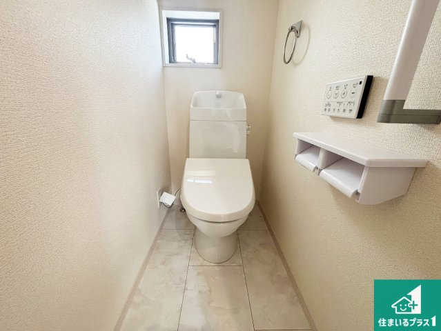 大阪市東住吉区住道矢田　第20期　新築一戸建てのトイレ|シャワー洗浄機能付トイレは標準仕様。冬場は暖かシートヒーターも装備！
表面コートでキレイ長持ち！省エネ節水仕様の温水洗浄トイレ！