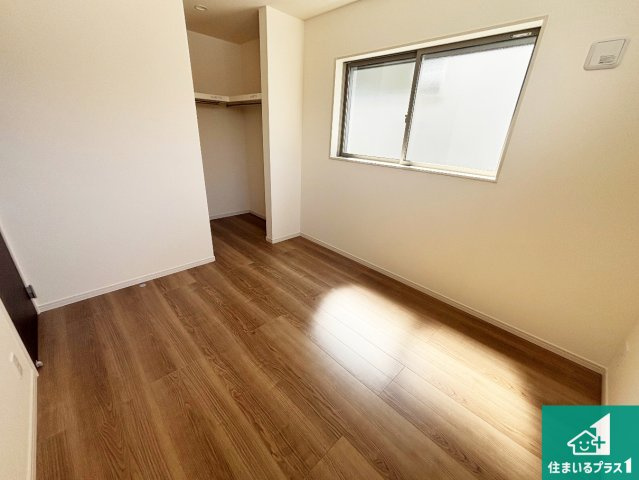 大阪市東住吉区住道矢田　第20期　新築一戸建ての洋室|寝室は心地よい眠りについてもらいたくて、シンプルでかつ開放的な空間に！大きな窓から差し込む朝日が、すっきりとした目覚めをサポートします。