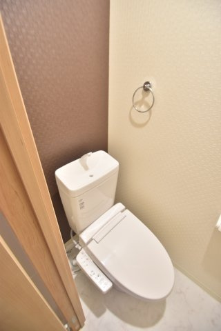 大阪市城東区成育４丁目の賃貸マンションのトイレ