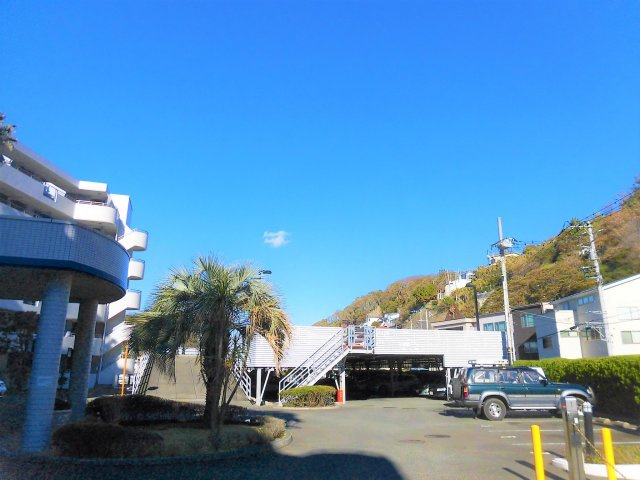 海まで1分！東急ドエル・アルス逗子ウィングコースト3階の外観|駐車場入口