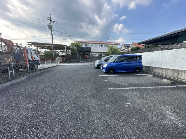 ジュネスヴィラージュの駐車場