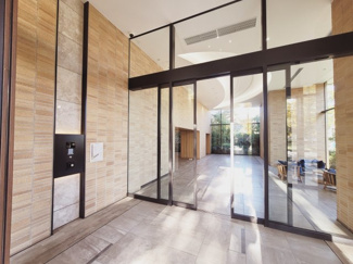 【エントランス】 | 明るい清潔感のあるエントランス