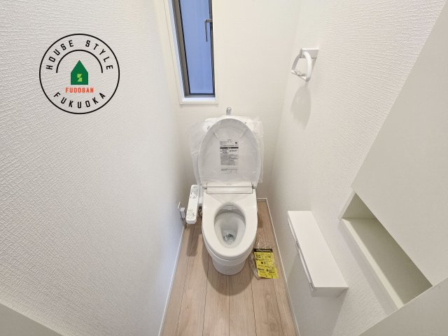 福岡市南区西長住1丁目第4-2棟（1号棟）のトイレ|トイレ・ウォシュレット付。快適で衛生的な洗浄機能付温水シャワートイレです。収納や手すりもついてます。