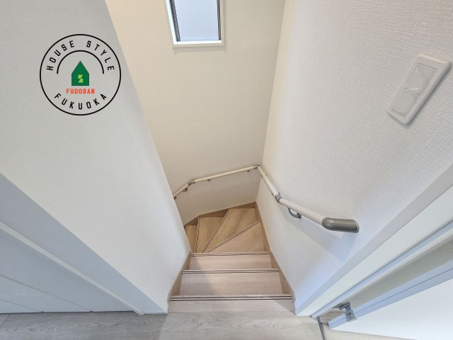 福岡市南区西長住1丁目第4-2棟（1号棟）の内装|＜手すり付階段＞手すりがないと階段の昇り降りで危険なことはもちろん、壁に手をつきながら歩くことで壁紙が汚れやすくなります。すべての方に快適に昇り降りしていただくため、手すりを設置しました。