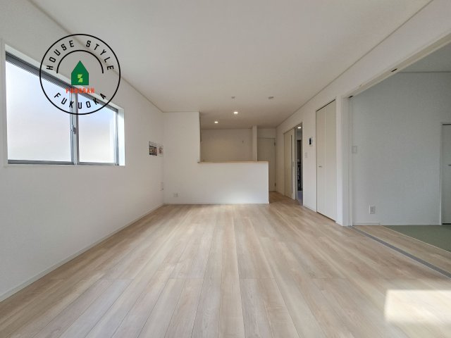 福岡市南区西長住1丁目第4-2棟（1号棟）の居間・リビング|キッチンからリビングをしっかり確認できます。家族の笑顔があふれる空間になりそうですね。