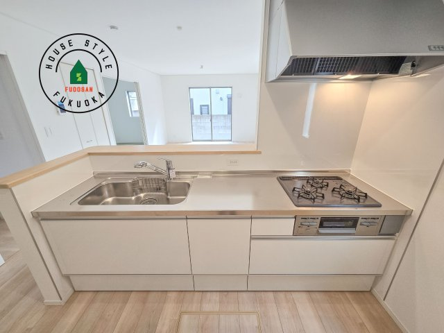 福岡市南区西長住1丁目第4-2棟（1号棟）のキッチン|忙しい朝でも家族揃って食事をしたいゆとりあるダイニングスペース。