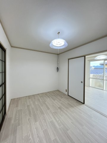 ファミール中島の洋室