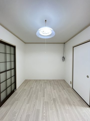 ファミール中島の洋室