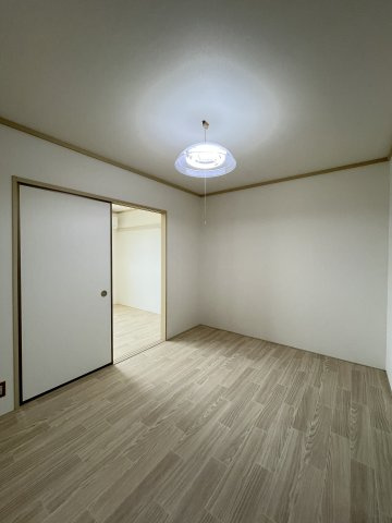 ファミール中島の洋室