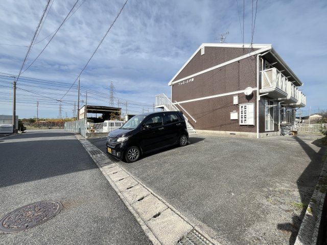 ファミール中島の駐車場