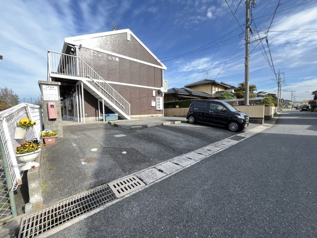 ファミール中島の駐車場