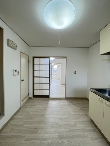 ファミール中島の洋室