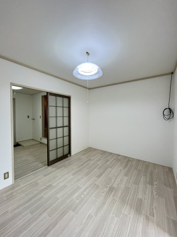 ファミール中島の洋室