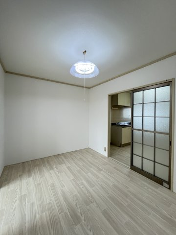 ファミール中島の洋室