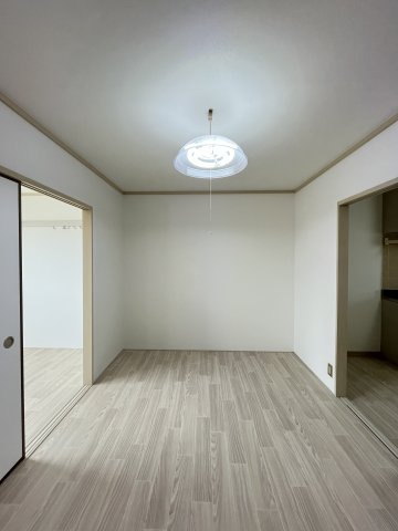 ファミール中島の洋室