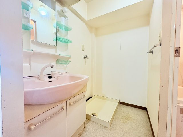 ユニライフ浜松II　中央区西浅田1丁目の独立洗面台|洗面スペースに洗濯機置き場もあります。